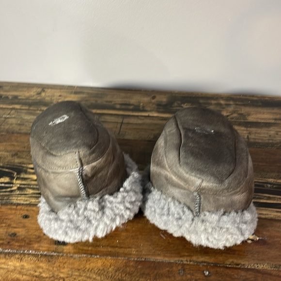 Egli’s sheepskin slippers. Never walked in. Cozy. Women’s 10/mens 8. Unisex - Picture 12 of 17